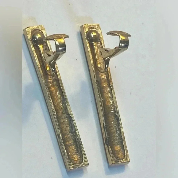 CLASSIC GREEN & WHITE RHINESTONE CLIP ON EARRINGS. - Picture 9 of 11